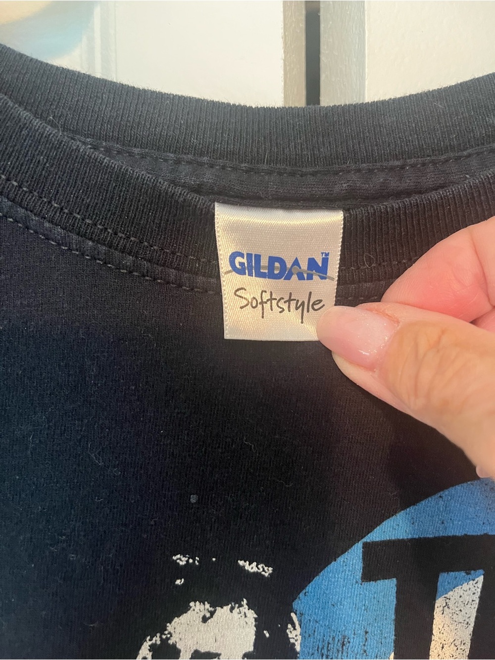 Gildan Black Graphic Tee - Band Logo Short Sleeve Shirt men or women’s small - Picture 3 of 4